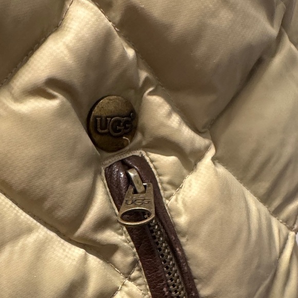 UGG Australia Men's quilted down puffer Beige Vest Size Medium - Picture 2 of 11